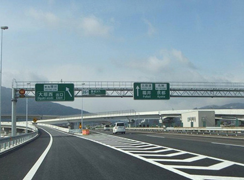 名神高速道路上の案内看板。東海環状・大垣西インター出口への分岐点