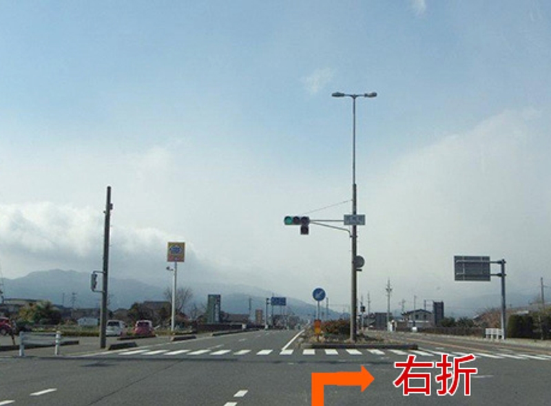 ミニストップの看板がある交差点を右折する案内