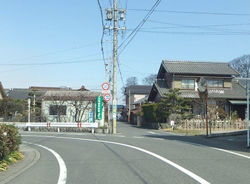 踏切後のカーブ地点。細い道に入らず、センターラインのある車道を道なりに進む案内