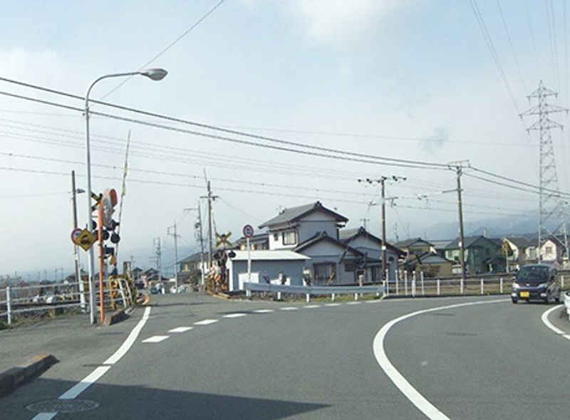 二回目のカーブを越えて道なりにまっすぐ進む道路の様子