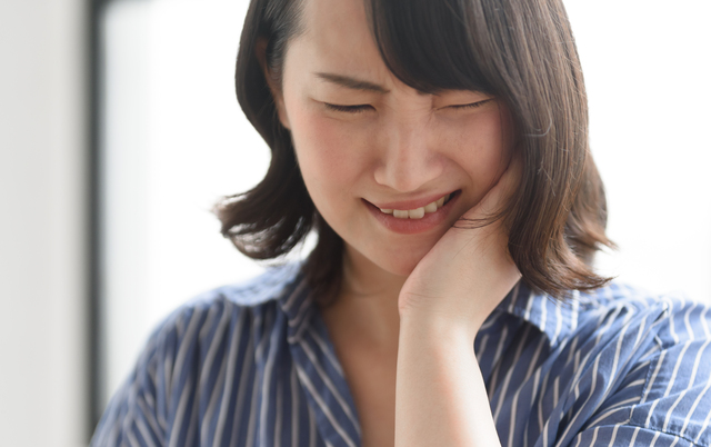 歯がしみる…それは虫歯？それとも知覚過敏？症状の見極め方と対策について